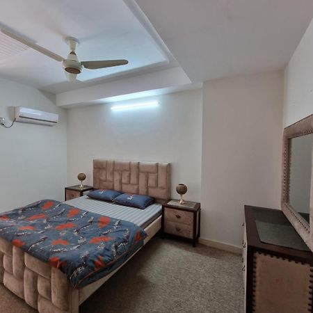 Three Bed Attached Bath Netflix Wifi Smart Tv Parking Wfh Desk Apartment Islamabad Exterior photo