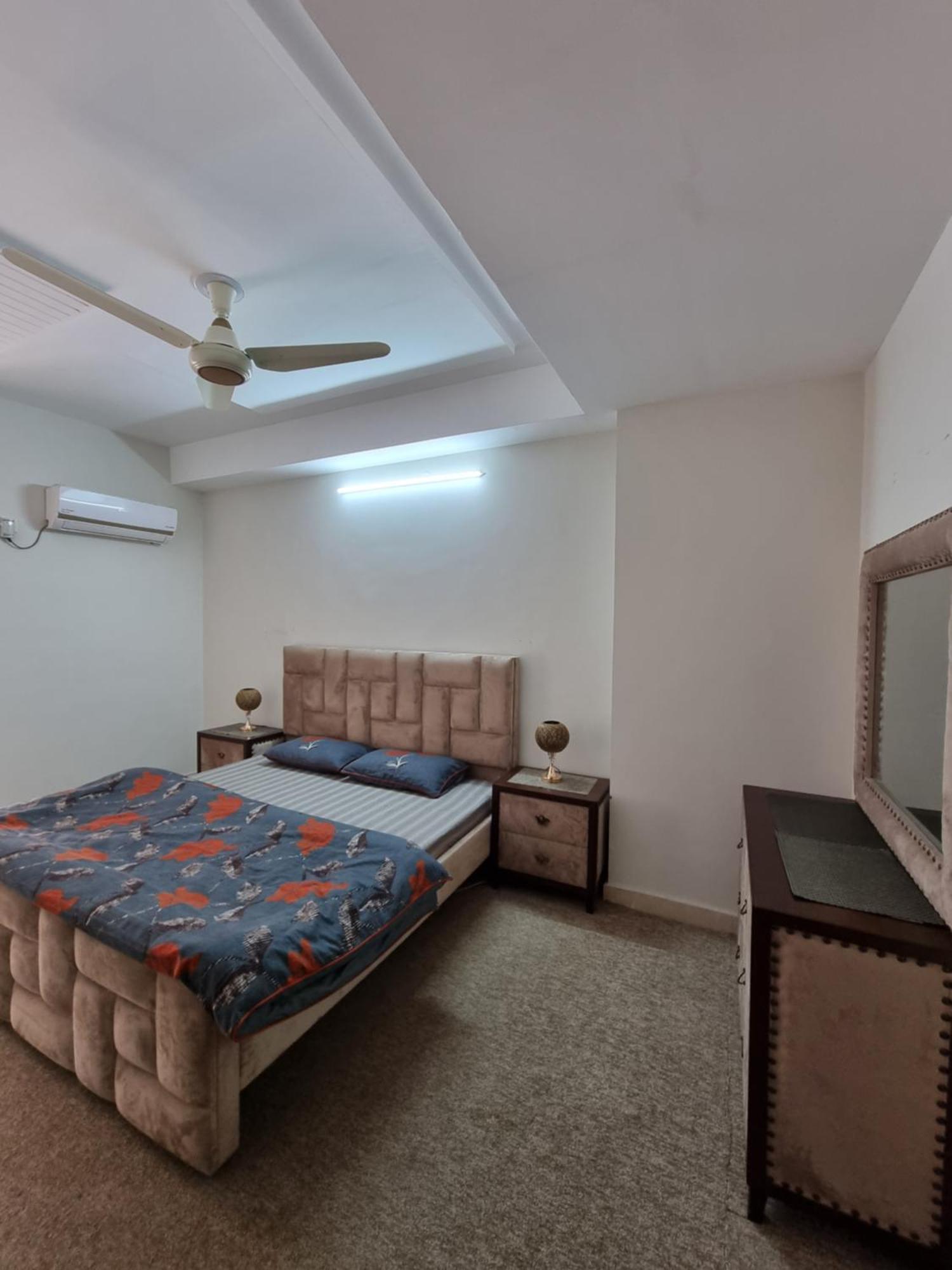 Three Bed Attached Bath Netflix Wifi Smart Tv Parking Wfh Desk Apartment Islamabad Exterior photo