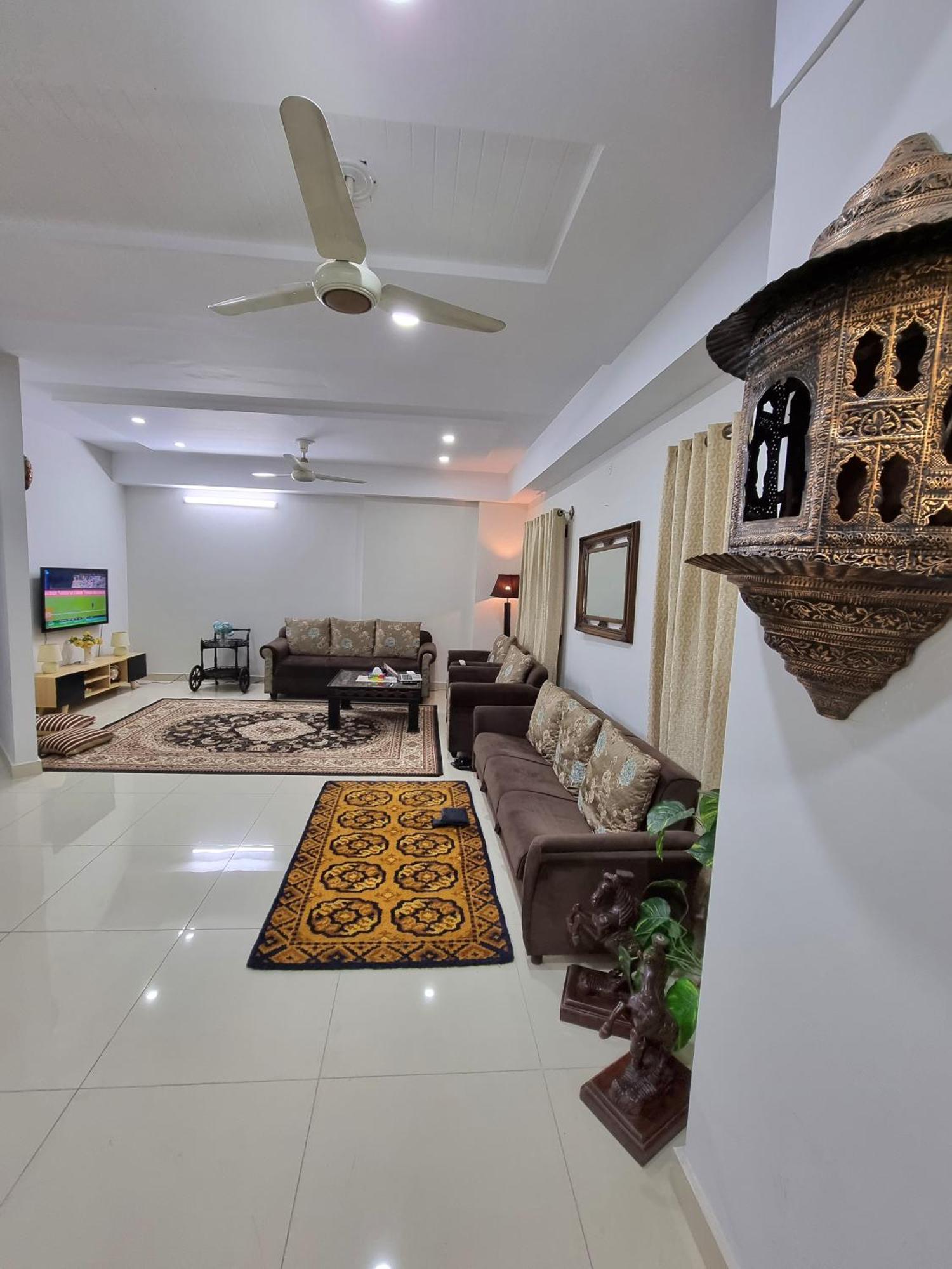 Three Bed Attached Bath Netflix Wifi Smart Tv Parking Wfh Desk Apartment Islamabad Exterior photo