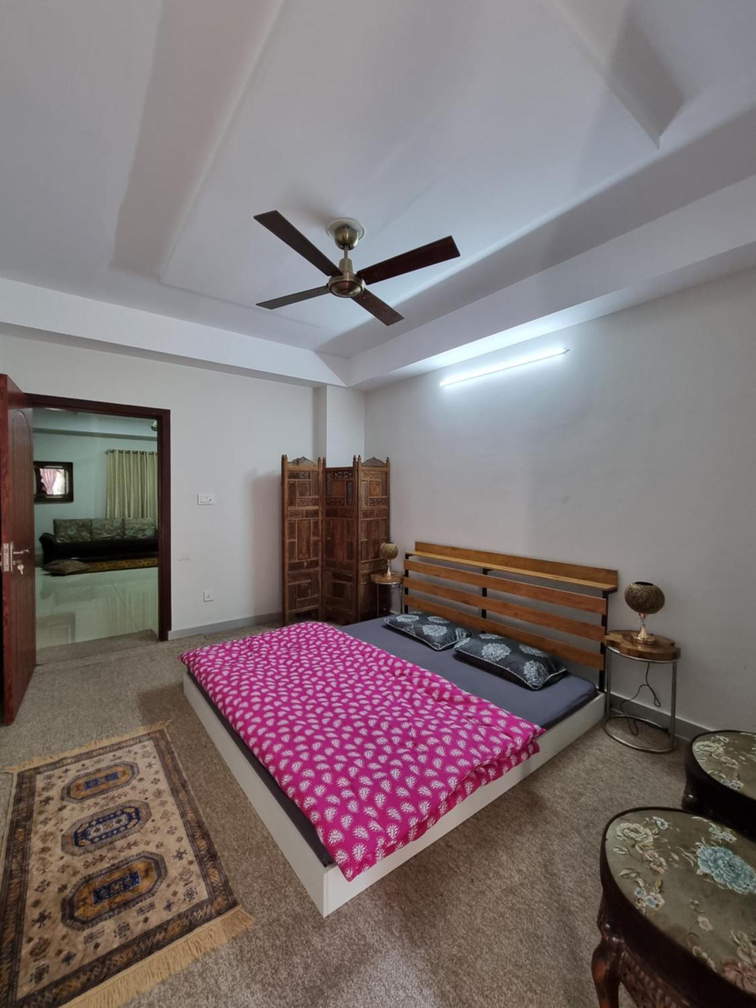 Three Bed Attached Bath Netflix Wifi Smart Tv Parking Wfh Desk Apartment Islamabad Exterior photo